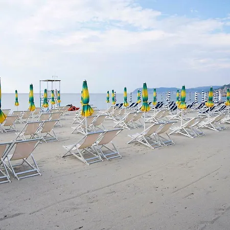 بيت للعطل Locazione Turistica L'isola.1