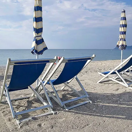 Locazione Turistica L'isola.1 بيت للعطل ألبينغا